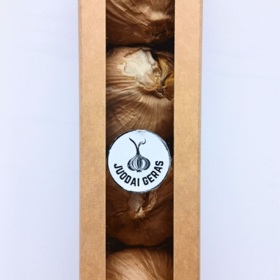 4 juodojo česnako galvutės dėžutėje