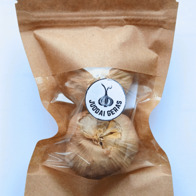 2 juodojo česnako galvutės pakelyje